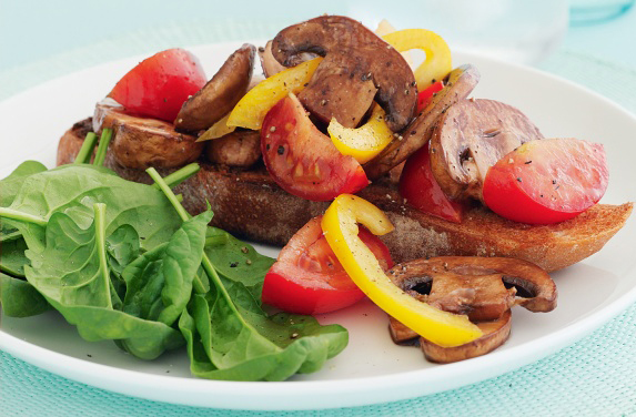 Салат с грибами, помидорами и болгарским перцем на тарелке