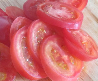 нарезанные помидоры для салата