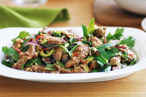 Тайский салат из говядины с Нам Чим