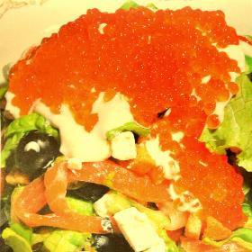 Салат с семгой и красной икрой и листьями салата