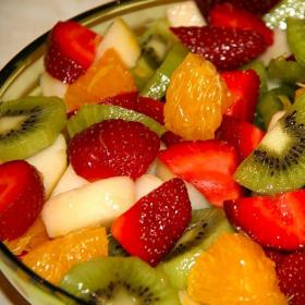 Салат из фруктов в салатнице