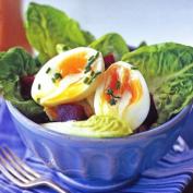 Салат со свеклой и яйцом в салатнице.
