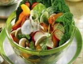 Салат с редиской и листьями салата в прозрачной миске