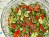 Салат овощной в прозрачной посуде