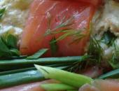 Салат с кальмарами креветками и семгой в майонезе