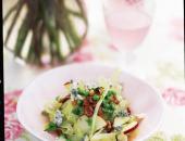 Летний хрустящий салат с грецкими орехами и сыром горгонзола